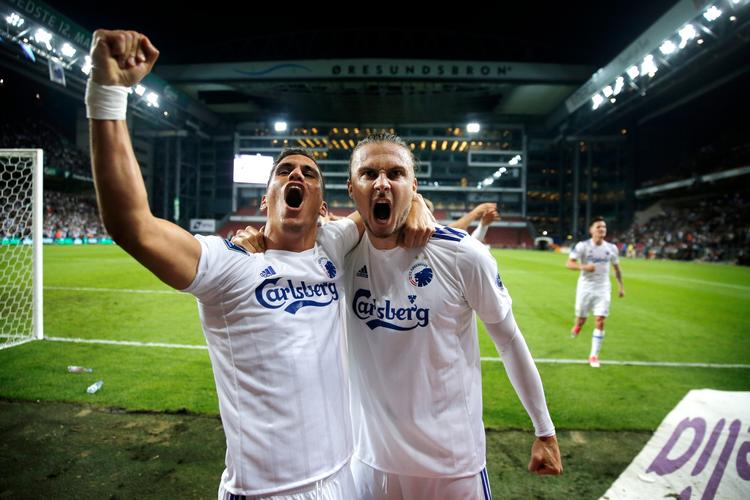 Pieros Sotiriou og Erik Johansson jubler efter scoringen til 4-1, da FCK i onsdags sikrede sig videre deltagelse med sejren over Vardar Skopje.
   