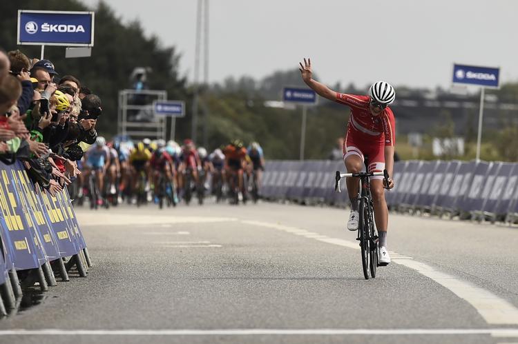 Pernille Mathiesen krydser målstregen som ny U23-europamester seks sekunder foran det jagtende hovedfelt.
   