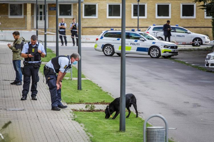 En ung mand blev skudt i foden af to gerningsmænd i bydelen Tingbjerg. Politiet meddeler nu, at han var et uskyldigt offer og ikke del af bandeopgør. 
