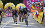 Wout Poels vinder finaleetapen i Polen Rundt, mens Dylan Teuns bagerst i gruppen i gult kan konstatere, at han slutter som samlet nr. 1. Foto: ATCommunication/TDP. 