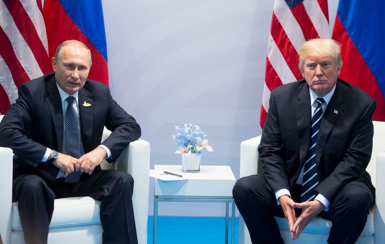 Ruslands præsident, Vladimir Putin, er mistænkt for at have blandet sig i den amerikanske valgkamp, så Donald Trump kunne vinde over Hillary Clinton. Putin anså Hillary Clinton for at være stærk anti-russisk. 