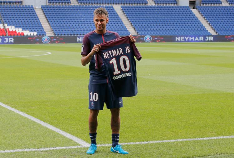 Neymar viser sin trøje frem, som han skal spille i for Paris Saint-Germain. 