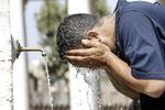 Flere europæiske byer er ramt af høje temperaturer, og det bliver endnu værre, lyder advarslen. Billedet er fra Rom i torsdags, hvor temperaturen svingede mellem 35 og 40 grader.  