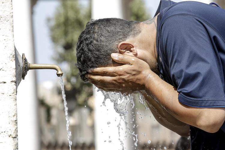 Flere europæiske byer er ramt af høje temperaturer, og det bliver endnu værre, lyder advarslen. Billedet er fra Rom i torsdags, hvor temperaturen svingede mellem 35 og 40 grader.  