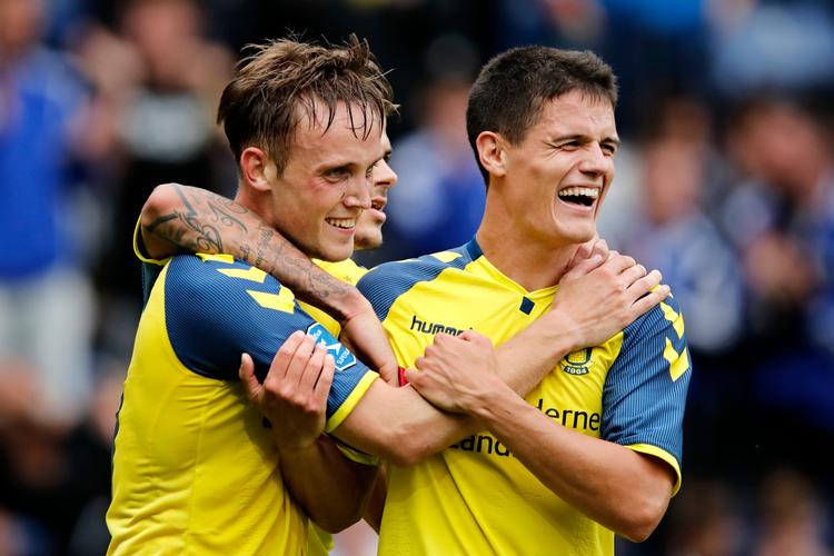 
Lasse Vigen (tv) og Christian Nørgaard jubler efter en af scoringerne i 5-3-kampen mod Lyngby for en uge siden på Brøndby Stadion. de konkurrerer med kvindelandsholdet om tv-seerne i dag.
   