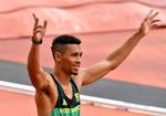 Sydafrikanske Wayde van Niekerk er så småt begyndt at have bedre kontakt til publikum, og den slags skal der måske også arbejdes med, hvis han skal være den store stjerne i atletikken. Her hilser han på London Stadium før lørdagens heat på 400 meter.
   