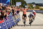 Den sejrsvante hollænder Marianne Vos sikrer sig EM-titlen foran italieneren Giorgia Bronzini.
   
