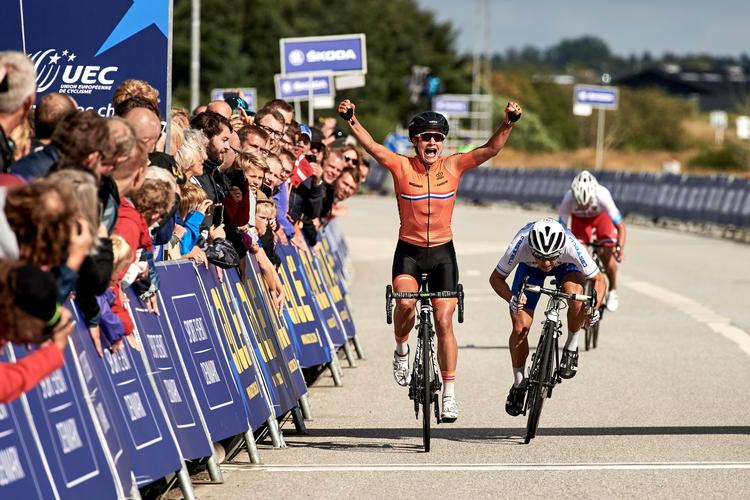 Den sejrsvante hollænder Marianne Vos sikrer sig EM-titlen foran italieneren Giorgia Bronzini.
   