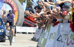 Mikel Landa tiljubles, da han passerer målstregen på sidste etape som samlet vinder af Vuelta a Burgos. 