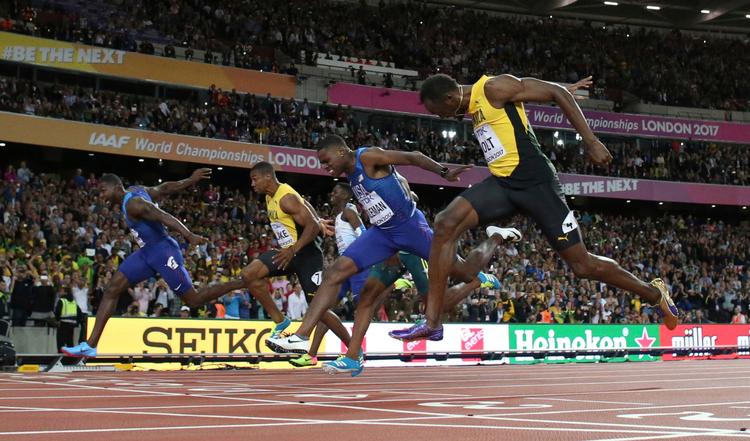 Justin Gatlin længst væk kommer først over stregen på 100-meteren i London, mens Usain Bolt også må se besejret af Gatlins landsmand Chris Coleman.
   