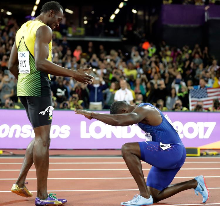 Justin Gatlin knæler foran Usaint Bolt efter sin sejr i mændenes 100 meter løb ved VM i atletik. Løbet var Bolts sidste individuelle - han slutter af på Jamaicas stafethold.  