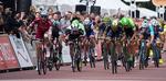 Alexander Kristoff (t.v.) og Magnus Cort (med gul hjelm) i tæt duel i lørdags i London-Surrey Classic - et opgør der måske kan gentages i dag i Herning. 