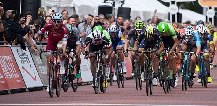 Alexander Kristoff (t.v.) og Magnus Cort (med gul hjelm) i tæt duel i lørdags i London-Surrey Classic - et opgør der måske kan gentages i dag i Herning. 