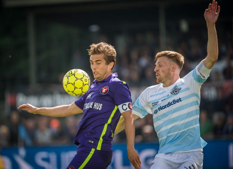 Anførerduel mellem Jakob Poulsen og  Andreas Holm Jensen, da oprykkeren slog Europa League-deltageren.
   