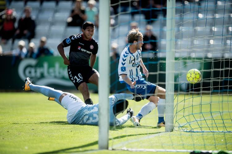 Edison Flores var tæt på, men hverken AaB eller OB fik scoret. 