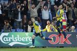 Denne scoring af Simon Tibbling (tv.) udløste slgasmål på tribunen mellem FCK-fans og først kontrollører og siden politifolk. 
