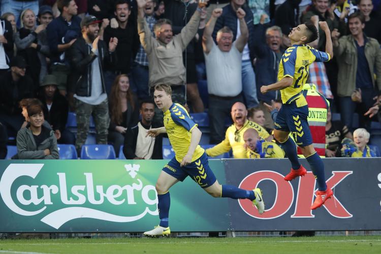 Denne scoring af Simon Tibbling (tv.) udløste slgasmål på tribunen mellem FCK-fans og først kontrollører og siden politifolk. 