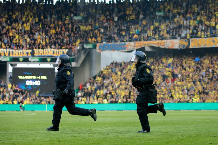 
 Kampklædt politi på vej på banen.
   