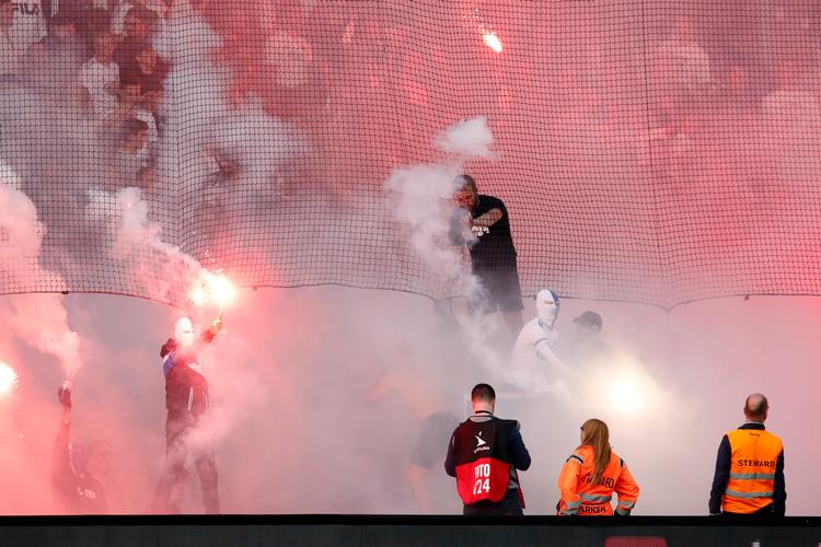 Der udbrød voldsomme uorligheder på Brøndby Stadion i begyndelsen af august, da FCK-tilhængere raserede udebaneafsnittet. Nu har FC København fået en straf for sine fans opførelse. 