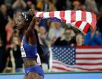 Tori Bowie løfter Stars and Stripes, efter hun ganske overraskende har snuppet guldet foran storfavoritten Elaine Thompson fra Jamaica på 100-meteren.
   