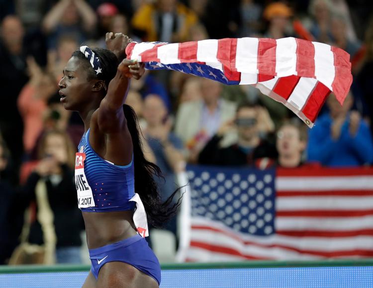 Tori Bowie løfter Stars and Stripes, efter hun ganske overraskende har snuppet guldet foran storfavoritten Elaine Thompson fra Jamaica på 100-meteren.
   