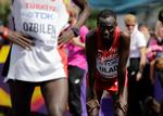 Danske Abdi Hakin Ulad erkender, at han havde en meget hård afslutning på søndagens VM-maratonløb. Her forsøger han at få luft efter sin 13.-plads. 
   