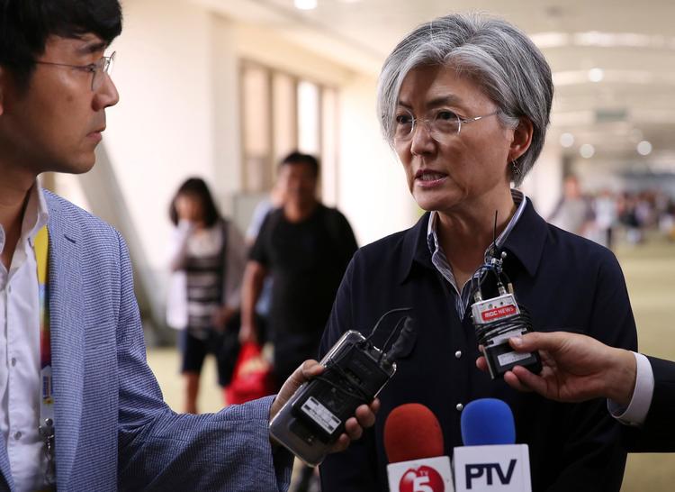 Sydkoreas regering vil skabe afspænding på Den Koreanske Halvø ved at forsøge at komme i dialog med Nordkorea. Her ses Sydkoreas udenrigsminister, Kang Kyung-wha, på Asean-topmødet i weekenden, hvor hun kort mødtes med sin nordkoreanske kollega. 