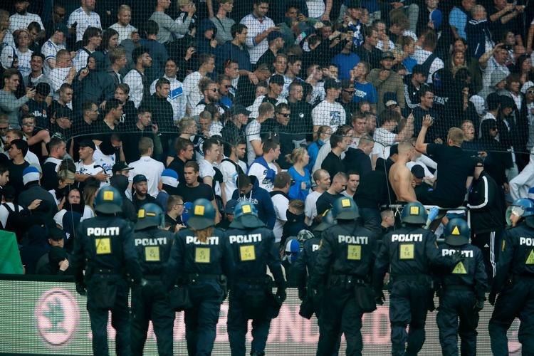 En styrket indsats fra politiet og klubberne har ført til, at der anholdes færre ved fodboldkampe, oplyser Rigspolitiet. Undtagelsen er kampe mellem Brøndby og FCK. 