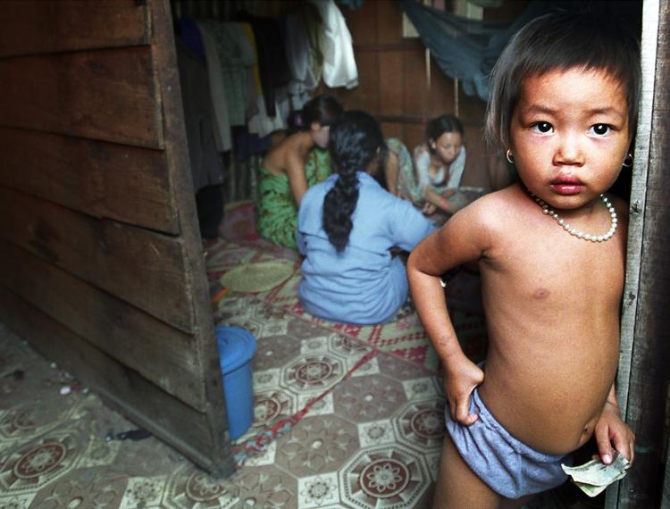 Selv om de cambodjanske myndigheder er begyndt at bekæmpe menneskehandel, er der stadig mange mindreårige fra særligt landets slumkvarterer, der ender som prostituerede. Arkivbillede. 