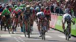Peter Sagan (yderst t.h) og Phil Bauhus kaster begge cyklen frem på stregen, og målfotoet afslører, at Sagan er en anelse foran, mens Magnus Cort (i midten) kører en sikker tredjeplads hjem. 
