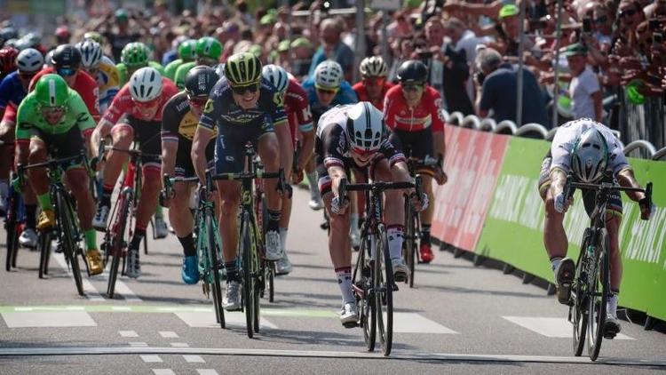 Peter Sagan (yderst t.h) og Phil Bauhus kaster begge cyklen frem på stregen, og målfotoet afslører, at Sagan er en anelse foran, mens Magnus Cort (i midten) kører en sikker tredjeplads hjem. 