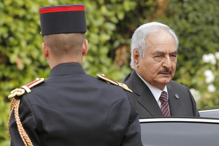 Khalifa Haftar truer med at angribe italienske krigsskibe i libysk farvand. 