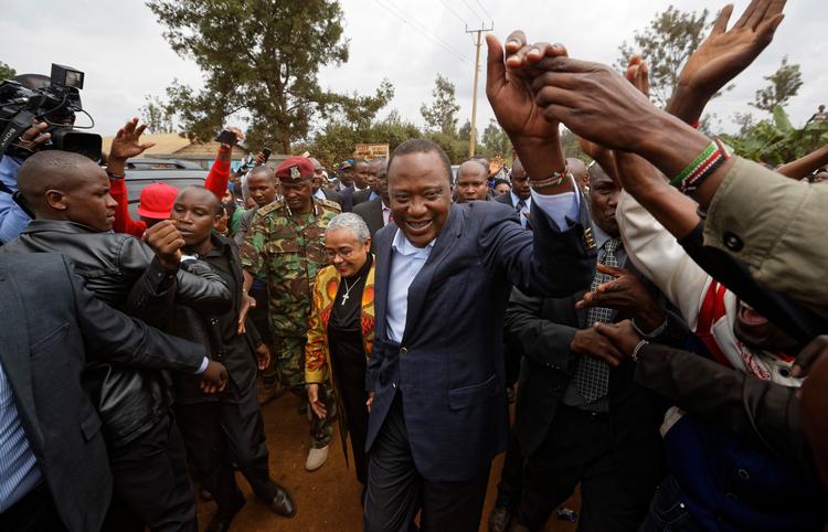 Ifølge den nationale valgkommission fører Kenyas præsident, Uhuru Kenyatta (billedet) med næsten 1,4 millioner flere stemmer end rivalen Raila Odinga. 