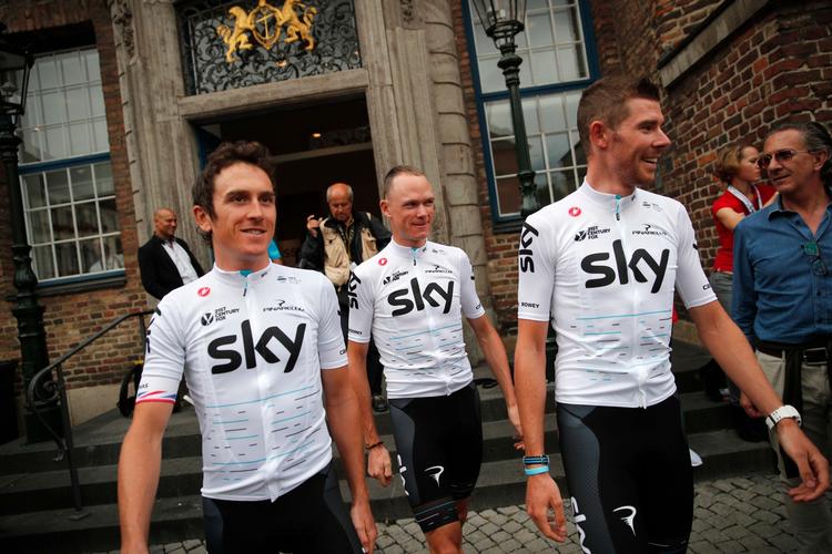 Luke Rowe (t.h.) sammen med Geraint Thomas og Chris Froome under præsentationen til årets Tour de France i Düsseldorf.
   