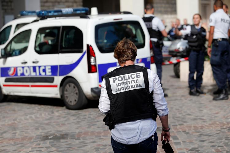 Betjente på det sted i Paris, hvor seks soldater tidligere blev såret, da en bilist øjensynlig med vilje kørte ind i dem.  