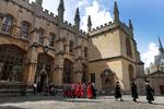 Oxfords smukke bygninger og rige universitetshistorie tiltrækker årligt syv millioner turister. 