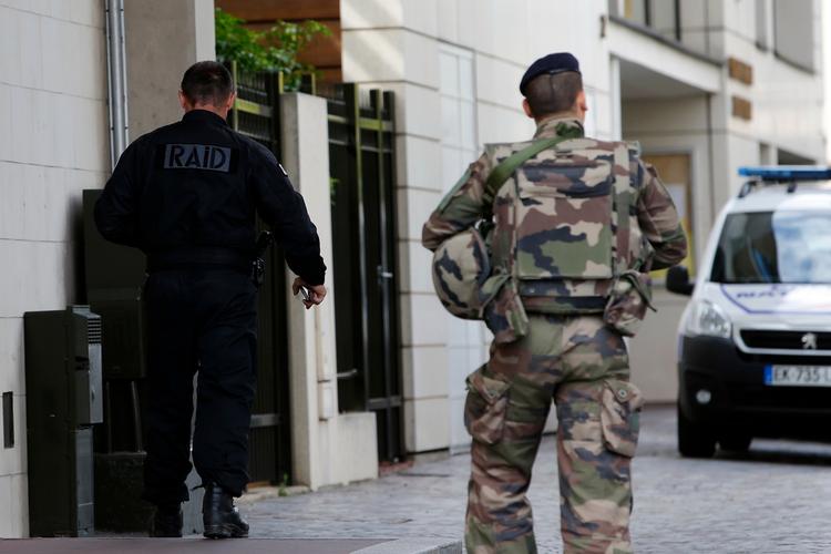Politiet i Paris har indledt en stor menneskejagt, efter at en bilist tidligere på dagen kørte ind i seks soldater. 