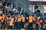 Kampen mellem Brøndby og FCK blev afbrudt i næsten 20 minutter, da FCK-fans angreb kontrollører. 