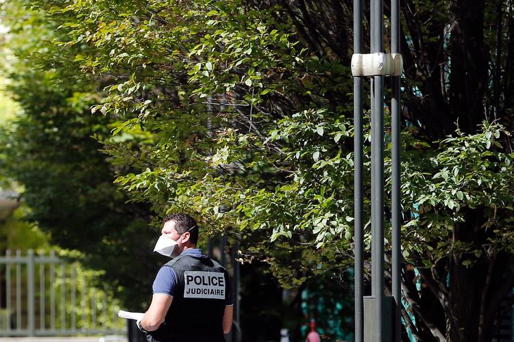 
  Seks soldater blev såret, da en mand påkørte dem i Paris. Manden er nu anholdt efter at være blevet skudt af betjente på en motorvej. 