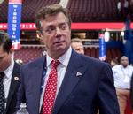 FBI beslaglagde ifølge avisen dokumenter og andet materiale i den tidligere valgkampchef Paul Manaforts hjem. 