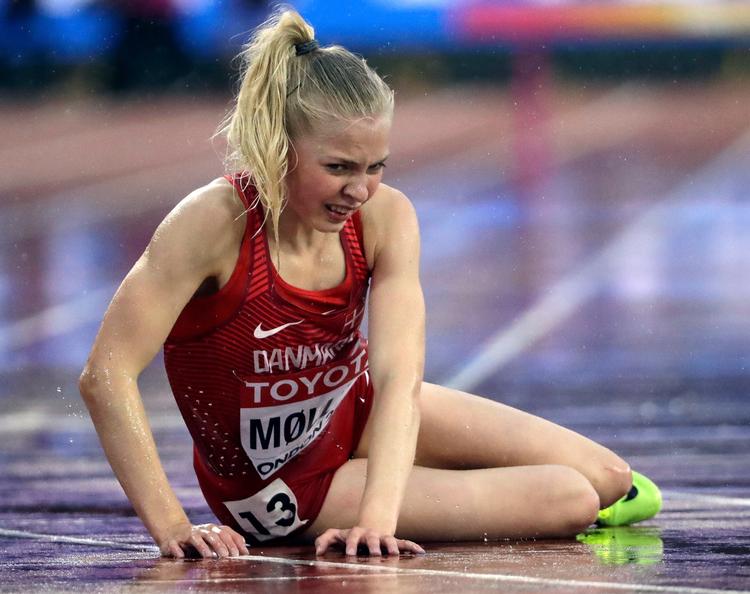 Anna Emilie Møller var fysisk og mentalt brugt helt op efter de 3.000 meter forhindringsløb onsdag gennem regn og kulde på London Stadium.
   