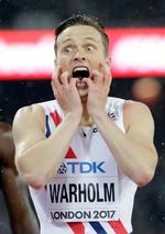 Karsten Warholm fattede ikke helt, at han havde taget VM-guldet i London onsdag aften. Men den var god nok, og det forstår de formentlig at fejre hjemme i Ulsteinvik
   