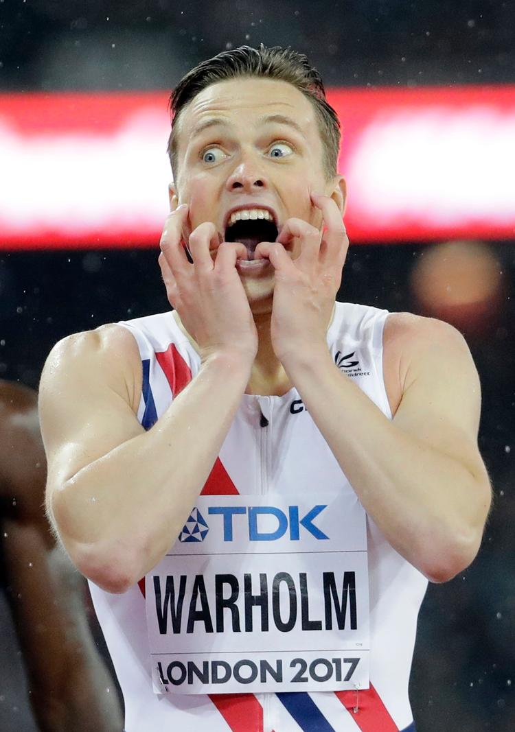 Karsten Warholm fattede ikke helt, at han havde taget VM-guldet i London onsdag aften. Men den var god nok, og det forstår de formentlig at fejre hjemme i Ulsteinvik
   