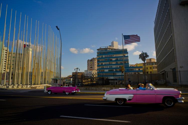 Efter flere års diplomatisk krig genåbnede USA i 2015 igen sin ambassade i Cuba.  
