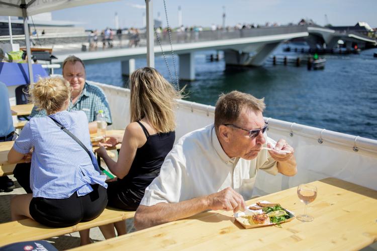 »Café- og barudbuddet har aldrig stået stærkere i København, og det er en ærefuld tjans at være læsernes detektor i det buldrende virvar«. 