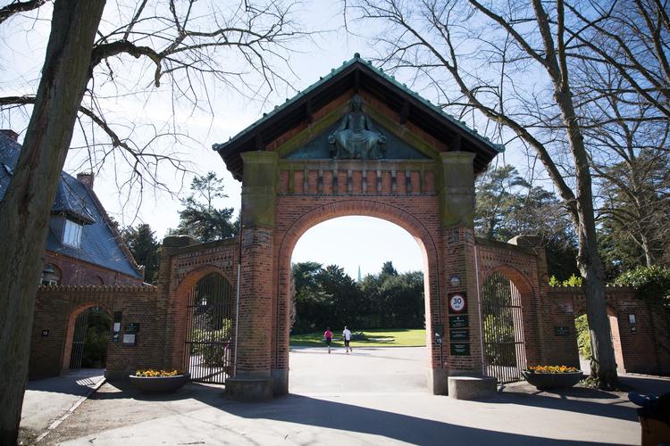Få meter igen og du har passeret porten ind til ro, fred og fordybelse. Vestre Kirkegård er et perfekt sted at tage til, hvis sommerens storbyræs bliver lidt for meget. 
   