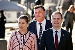 Medieordfører Mogens Jensen (i midten) og resten af S åbner for at skære i DR i det kommende medieforlig.  