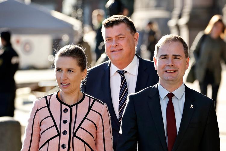 Medieordfører Mogens Jensen (i midten) og resten af S åbner for at skære i DR i det kommende medieforlig.  