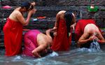 Nepalesiske kvinder vasker sig i Batmati-floden på »Rishi Panchami« - en dag, hvor ritualer udføres for at vaske sig fri for »synder«, begået under menstruationsperioden.  