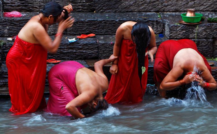 Nepalesiske kvinder vasker sig i Batmati-floden på »Rishi Panchami« - en dag, hvor ritualer udføres for at vaske sig fri for »synder«, begået under menstruationsperioden.  